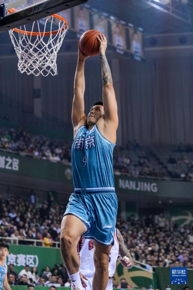 四川男篮97比109不敌青岛男篮