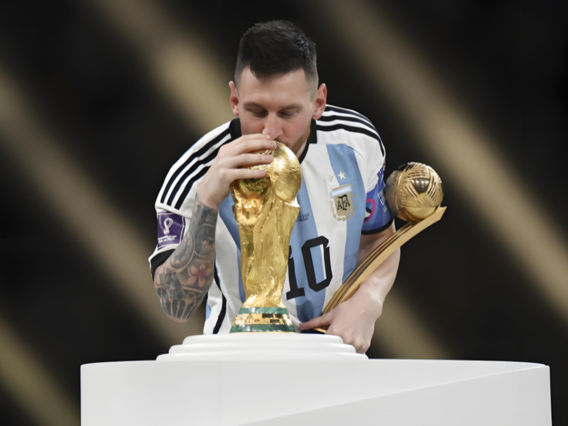 库里下半场20分难阻勇士惨败 镜头捕捉失落一幕：坐板凳毛巾捂脸