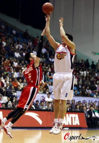 承认吧！皇马太子就是被高估的体系球员，离开伯纳乌啥也不是