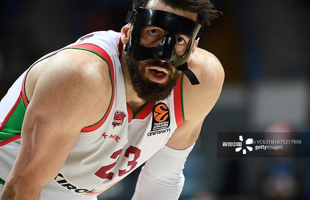 [NBA]格林单打东契奇 后撤步三分命中