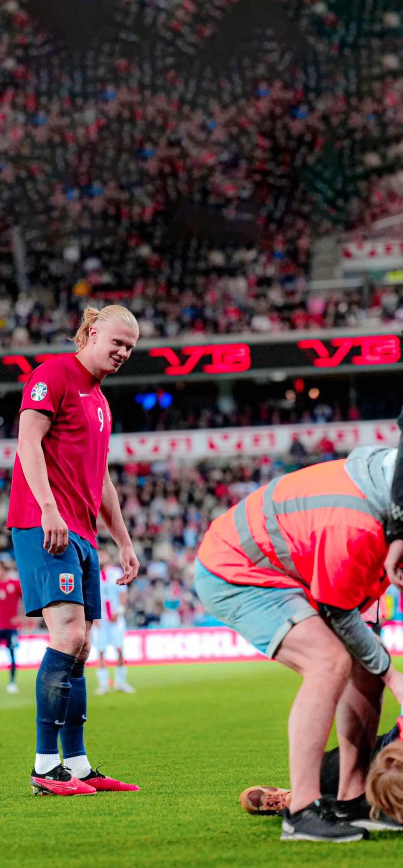 莱昂纳多挑起球队进攻大梁 弑杀旧主助海港连胜登榜首白归化了？印尼入籍中卫拒绝国家队征召 曾与前主帅不和卡扎尔球衣都被踹裂了！卡兰加被红牌罚下(图)