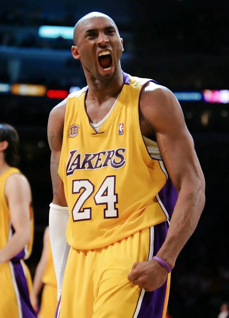 登国际舞台，泰州队“苏超”冠军奖杯亮相中国国际进口博览会