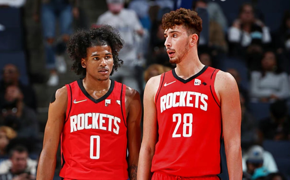 为什么外野手在判断接球位置时需要优先用语音确认接球权