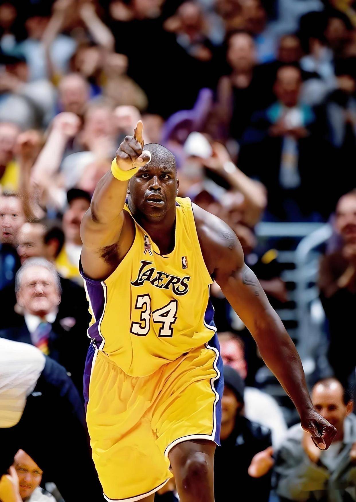 记者：弗里克取消了巴萨今天的训练，球员们前往吉达观光