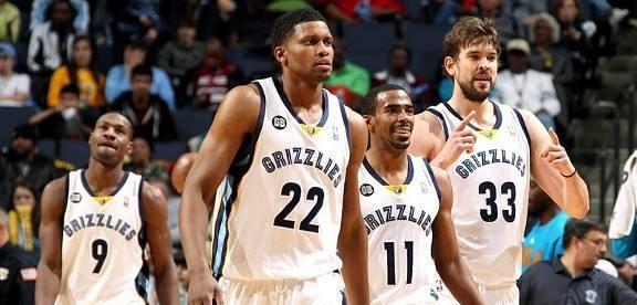 芝加哥白袜队由于夺冠后的管理问题，主帅吉伦宣布离职转投马林鱼